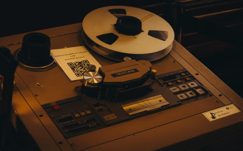 Analog reel-to-reel tape machine for adding tape warmth on the master bus without dulling the mix