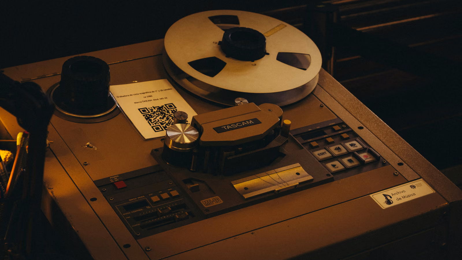 Analog reel-to-reel tape machine for adding tape warmth on the master bus without dulling the mix