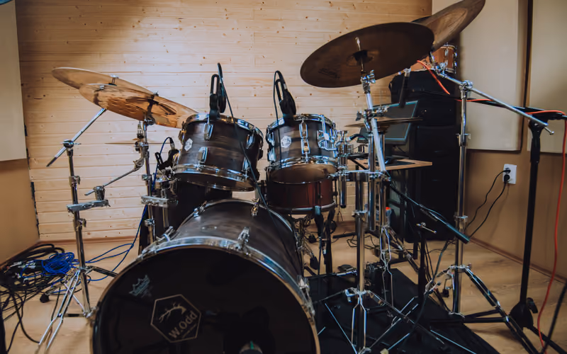 Drum kit in a rehearsal studio. Photo Shixart1985, CC BY 2.0