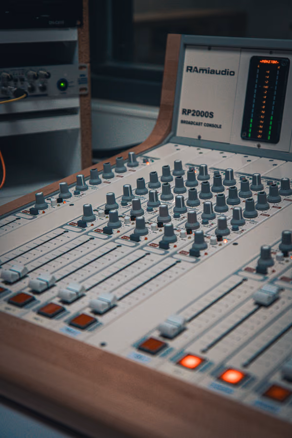 Analog-style mastering studio mixing console for a tape mastering chain